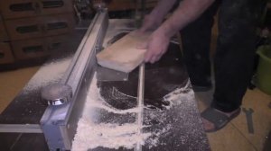 Обработка деревянной детали на самодельном фрезерном столе