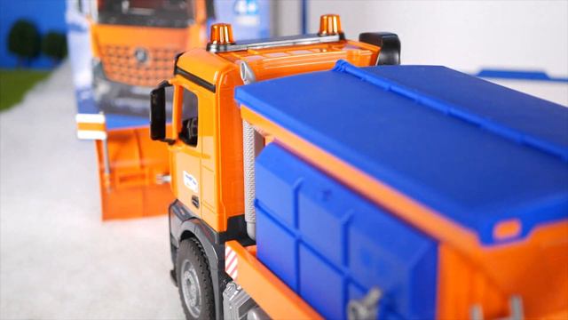 Bruder Unboxing MB Arocs Snow Plow Truck 03685 - Bruder sneeuwschuiver strooiwagen uitpakken смотреть онлайн