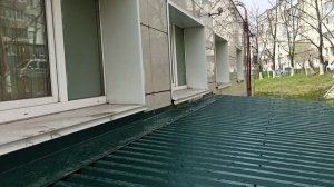 Особенности монтажа примыкания скатной кровли к фасаду из керамогранита.