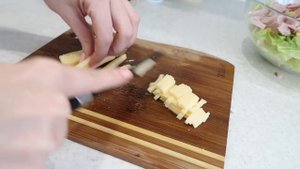 Салат "Ассорти" с карбонадом, сыром и овощами