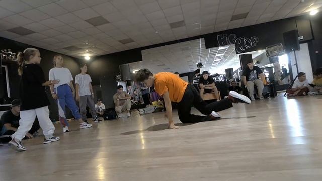 Брейкданс батл ↔ Дети 10-13 лет ↔ Maxof vs Sonic ↔ 1'8 ↔ WHO IS WIN #whoiswin #bmvideo смотреть онлайн