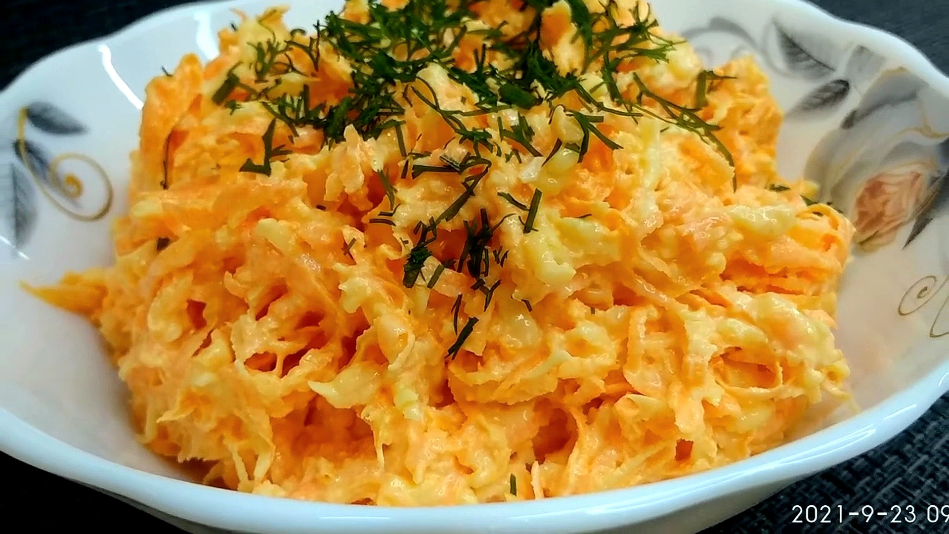Салат из свежей моркови, чеснока и сыра, легкая закуска на любой праздник