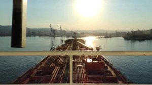 Заход танкера на швартовку в Новороссийский морской порт