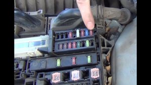 Замена предохранителя №19 освещения в Тойоте Королла Е150
