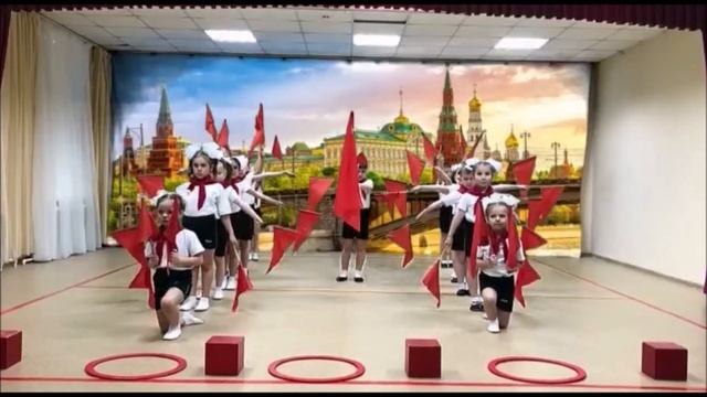 Перестроение "Широка страна моя родная". Ведущая - Перышкова Наталья. Мы танцуем, мы играем. смотреть онлайн