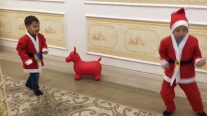 Танец маленьких Дедов Морозов ??