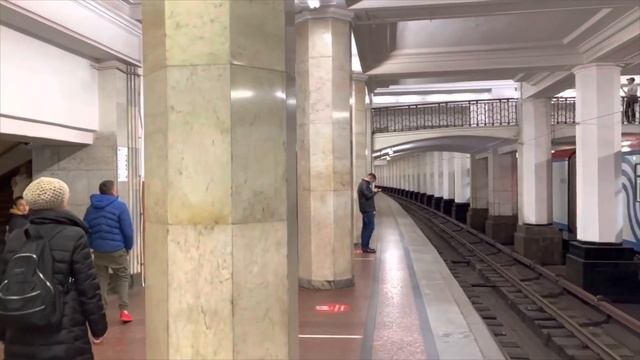 ❓Почему в Московском метро в основном станции островного типа? | Moscow metro, island-type stations смотреть онлайн