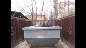 Омерзительный алкаш орёт из помойки