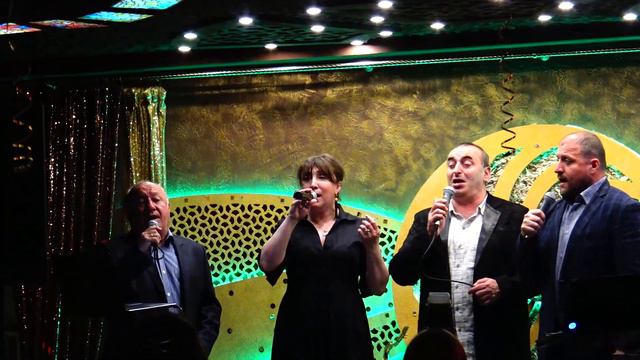 Великолепное исполнение грузинских и русских песен  Посетители в восторге!