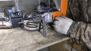 Закрепляем дрель на столе