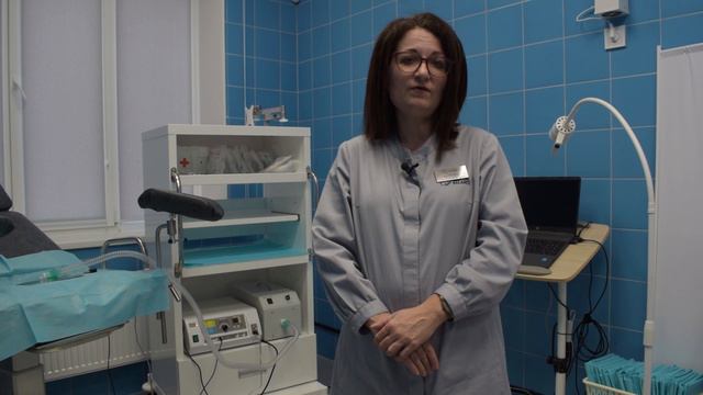 Гинеколог проводит операцию на матке.