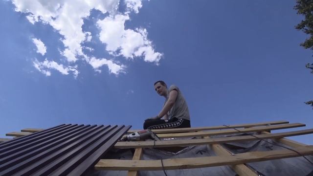 Монтаж профлиста на крышу каркасного дома с Тушканом #каркасныйдом #крыша