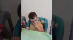 Смешной малыш борется со сном