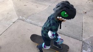 РЕБЁНОК КАТАЕТСЯ НА СКЕЙТЕ. НАШИ ТРЕНИРОВКИ НА СКЕЙТБОРДЕ В 4,5 ГОДА.