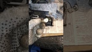 Снимаем ручку задней двери Крайслер Вояджер 3