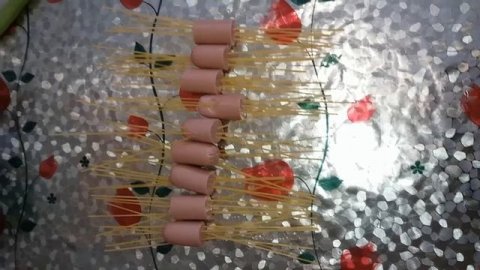 Вкусно готовим.Сосиски с вермишелью.