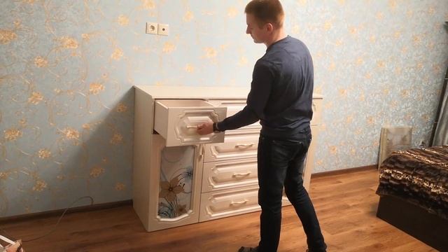 Необычный комод в классическом стиле.