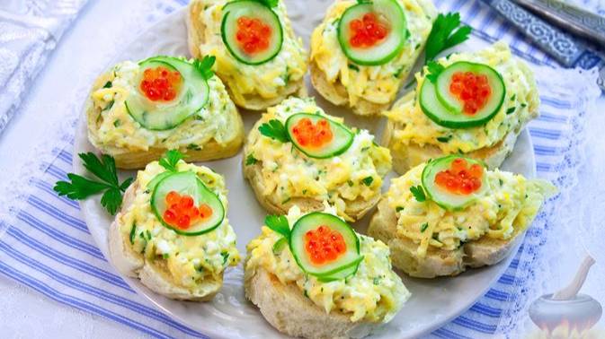 Ароматная закуска к празднику. 
БУТЕРБРОДЫ С ЯЙЦОМ, СЫРОМ И ОГУРЦОМ