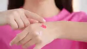 Освежить макияж при помощи блеска для губ