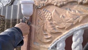 красим бетонный забор под золото