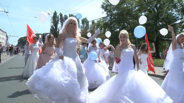 На проспекте Мира Калининграда состоялось шествие уличных театров смотреть онлайн