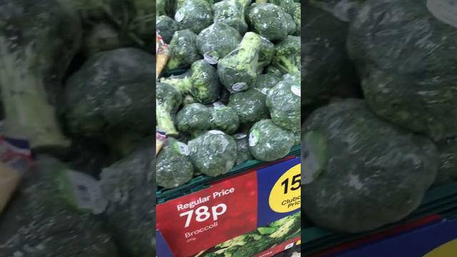 Цены на овощи для приготовления рождественского обеда в английском магазине перед Рождеством, Англи смотреть онлайн