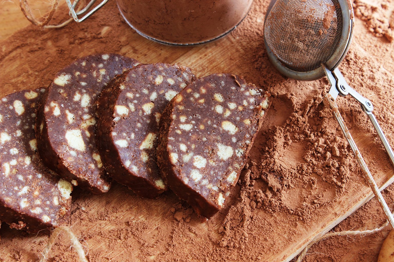 Рецепт печенье какао масло. Шоколадная колбаска. Пирожное шоколадная колбаса. Шоколадная колбаса с печеньем. Шоколадная колбаса из печенья и какао.