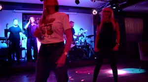 "А у меня во дворе ходит девушка с каре".