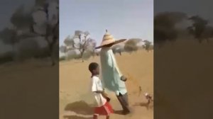 Африканский ребёнок читает Коран