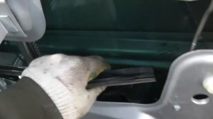 Вылетело пассажирское стекло разбираю дверь на УАЗ Патриот. Дверь ржавеет изнутри