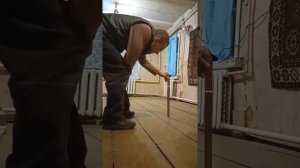 Выровнял пружинистый пол в старом деревянном доме до миллиметра, без замены сгнившей лаги!