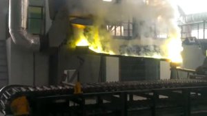 Разливка цинка из индукционной плавильной тигельной печи в разливочный конвейер