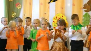 Игра Белочки и детей с орешками на осеннем утреннике 2015 в младшей группе