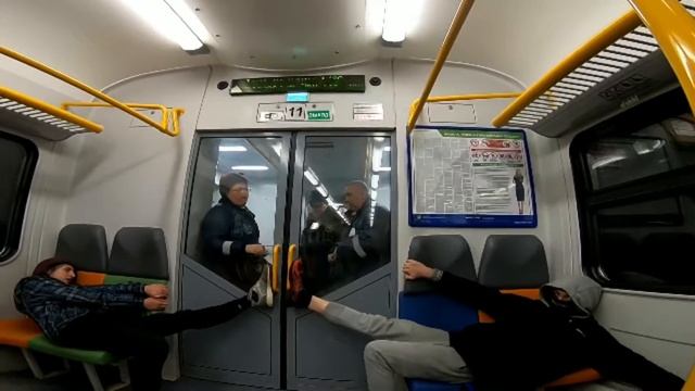 держат двери в электричке и не пускают контролеров в вагон((