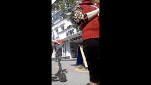 Пропитая цыганка-колхозница просит деньги на Байкерском фестивале в Бресте