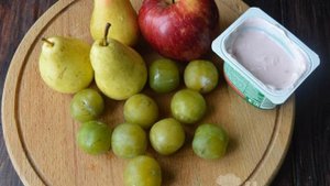 Фруктовый салат с яблоками грушами и сливами