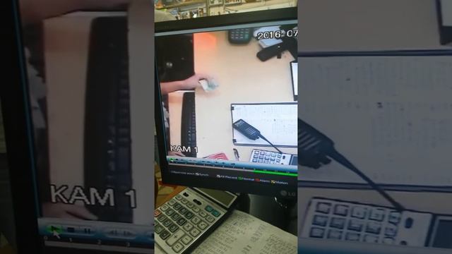 продавец-кассир профессионально ворует деньги с кассы