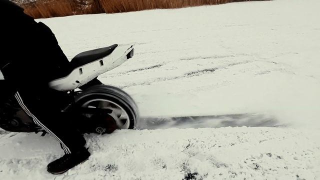 На мотоцикле по замерзшему озеру/Трюки на льду/Макс на драйве смотреть онлайн