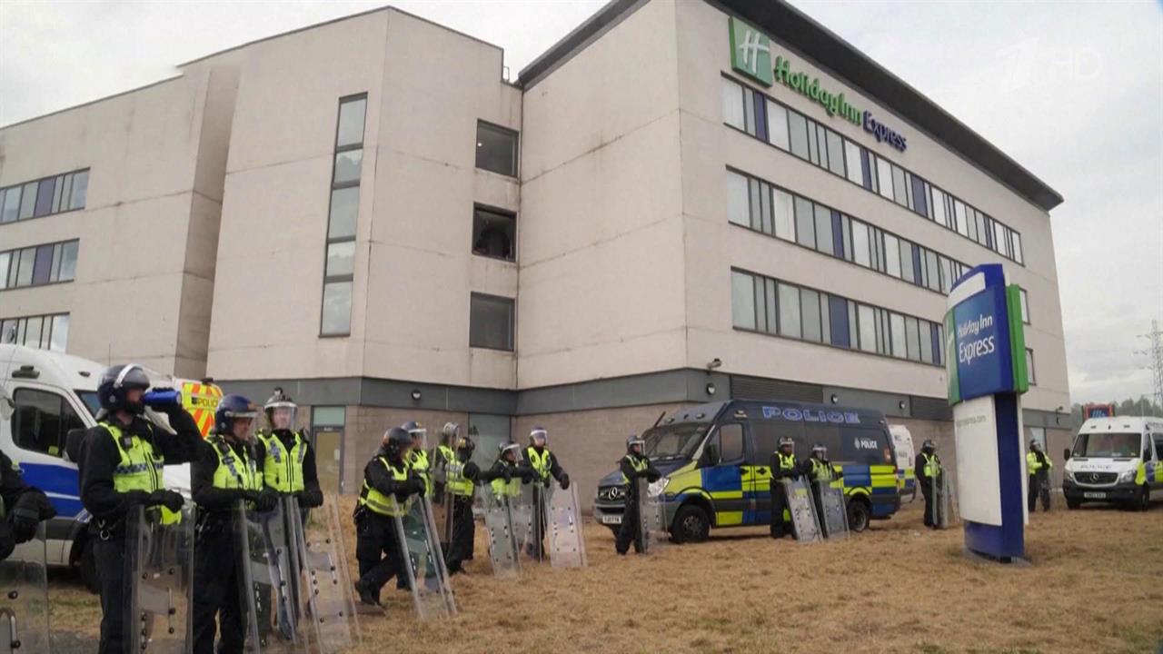 В Британии не утихают антимигрантские протесты после резни на детских танцах