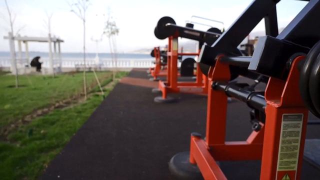 Уникальные уличные тренажеры Street Barbell на центральной набережной поселка Кабардинка
