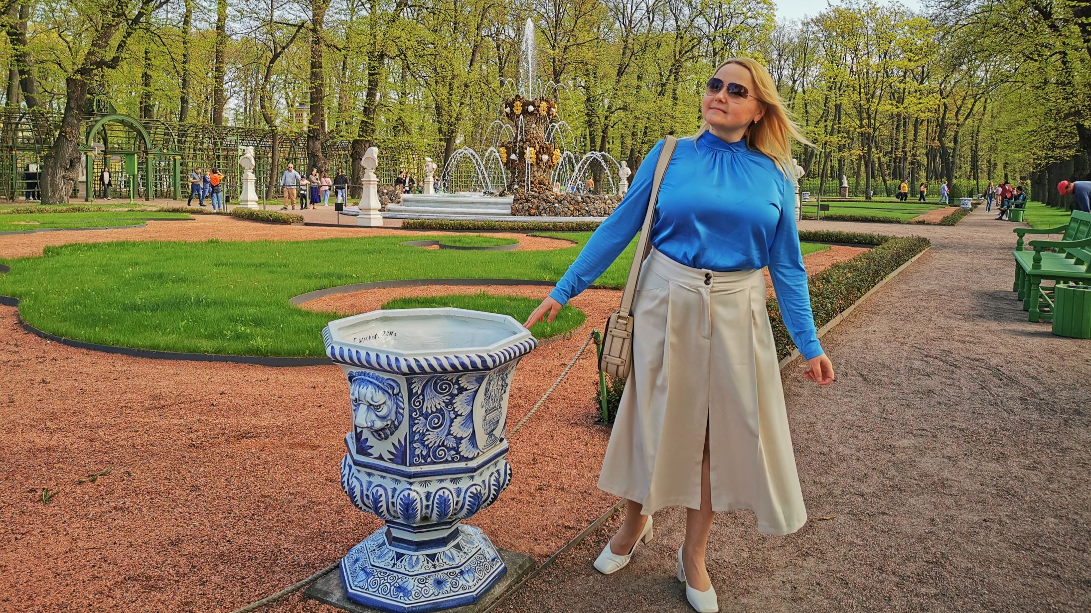 Обнажились статуи, зажурчали фонтаны по мрамору, берсо укрылись листвой. Летний сад, Санкт-Петербург смотреть онлайн