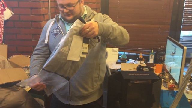 Анбоксинг эксклюзивного издания Pro Evolution Soccer к 20-летию серии смотреть онлайн