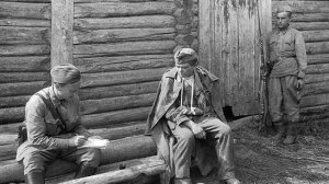 С 21 июня 1941 мы сидели в командных пунктах, ждали нападения. Допросили перебежчика, коммуниста.