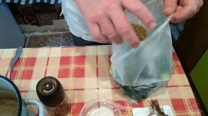 Малосольные огурцы в пакете. С чесноком и укропом. Как засолить. Просто, быстро, бюджетно.