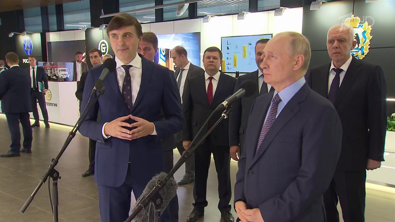 Кадры из Великого Новгорода, куда этим вечером прибыл Владимир Путин