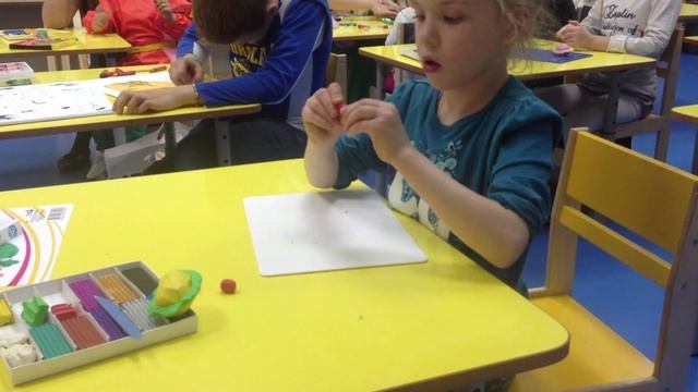 На занятиях в детской студии. Урок лепки. смотреть онлайн