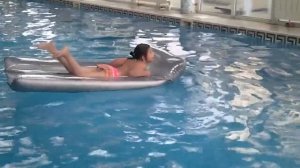 Йога челендж в бассейне (на матрасе)