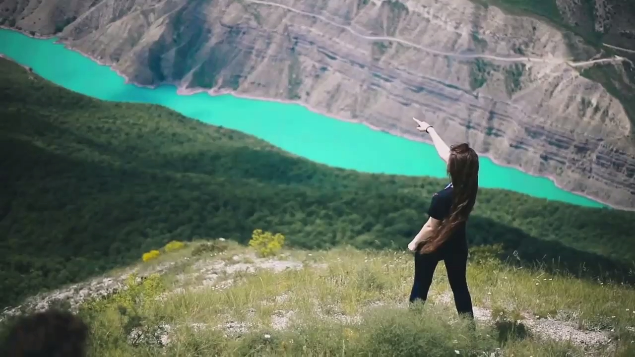 Фото девушки в горах дагестана