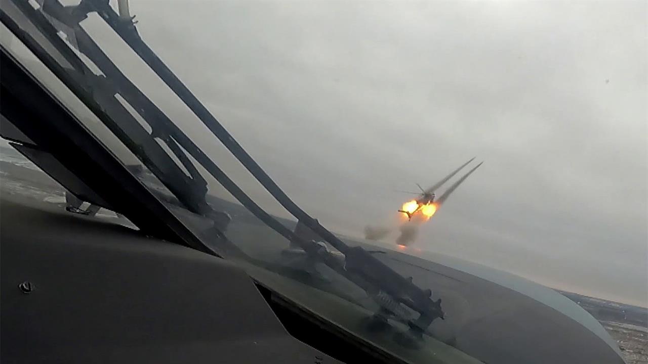 По ближним тылам противника и по передовым позициям активно работает российская авиация