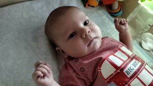 Мироше 2 месяца 1 неделя и 2 дня, тянется к игрушке и берёт в руку, первый раз засмеялся.